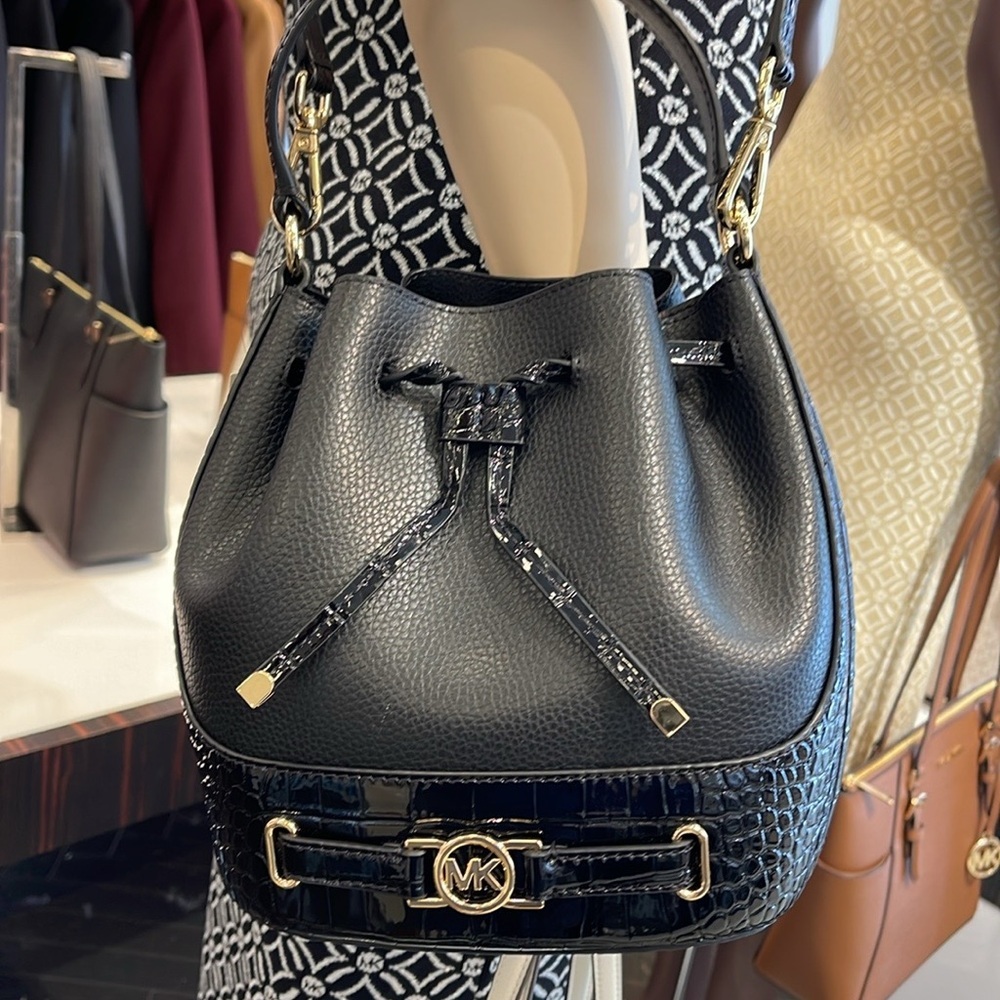 MICHAEL KORS 
Reed Medium Pebbled Leather Belted Bucket Messenger Satchel Crossb - Picture 4 of 16